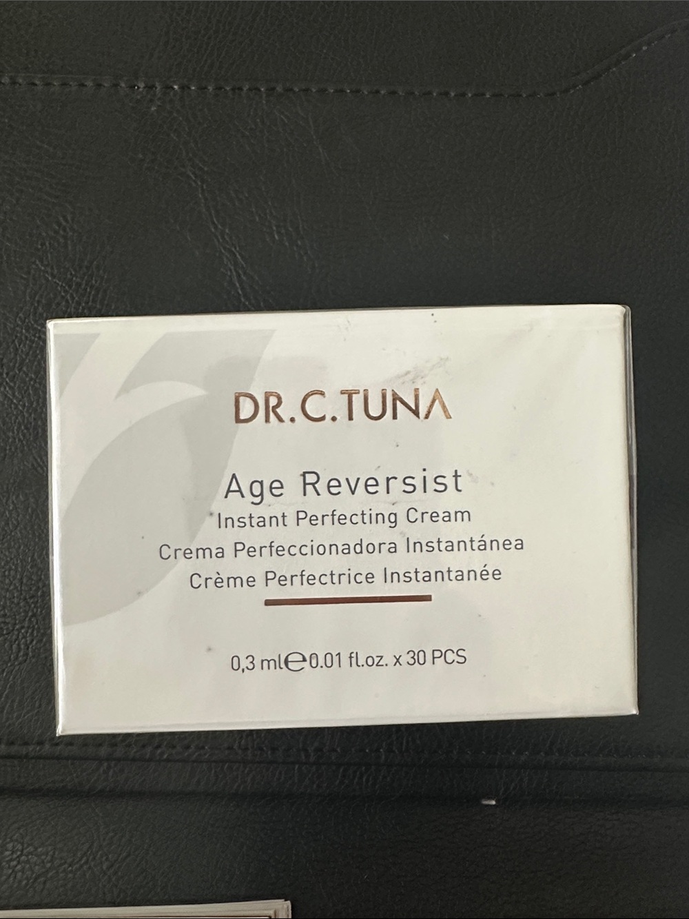 Farmasi Age Reversist Instant Perfecting Cream - White with Rose Gold Text